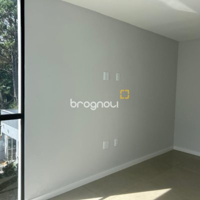 Casa com 175m², 3 quartos (sendo 1 suíte), 2 garagens, no bairro São João do Rio Vermelho em Florianópolis