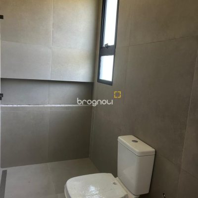 Casa com 175m², 3 quartos (sendo 1 suíte), 2 garagens, no bairro São João do Rio Vermelho em Florianópolis