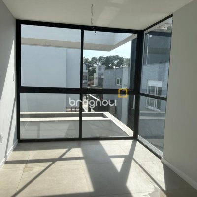 Casa com 175m², 3 quartos (sendo 1 suíte), 2 garagens, no bairro São João do Rio Vermelho em Florianópolis