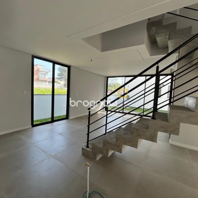 Casa com 175m², 3 quartos (sendo 1 suíte), 2 garagens, no bairro São João do Rio Vermelho em Florianópolis