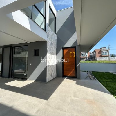 Casa com 175m², 3 quartos (sendo 1 suíte), 2 garagens, no bairro São João do Rio Vermelho em Florianópolis
