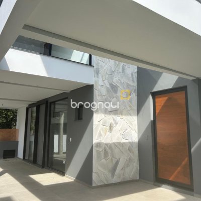 Casa com 175m², 3 quartos (sendo 1 suíte), 2 garagens, no bairro São João do Rio Vermelho em Florianópolis