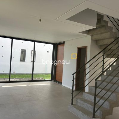 Casa com 175m², 3 quartos (sendo 1 suíte), 2 garagens, no bairro São João do Rio Vermelho em Florianópolis
