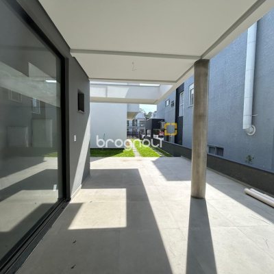 Casa com 175m², 3 quartos (sendo 1 suíte), 2 garagens, no bairro São João do Rio Vermelho em Florianópolis