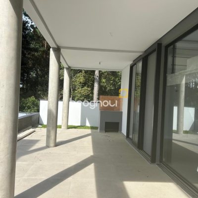 Casa com 175m², 3 quartos (sendo 1 suíte), 2 garagens, no bairro São João do Rio Vermelho em Florianópolis