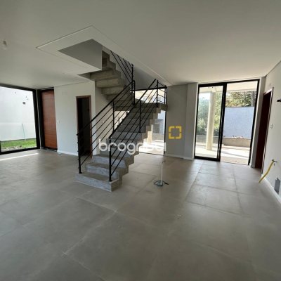 Casa com 175m², 3 quartos (sendo 1 suíte), 2 garagens, no bairro São João do Rio Vermelho em Florianópolis