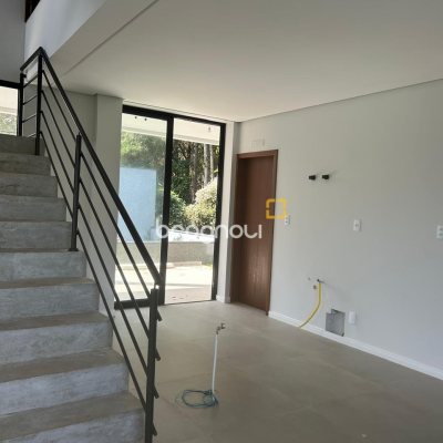 Casa com 175m², 3 quartos (sendo 1 suíte), 2 garagens, no bairro São João do Rio Vermelho em Florianópolis
