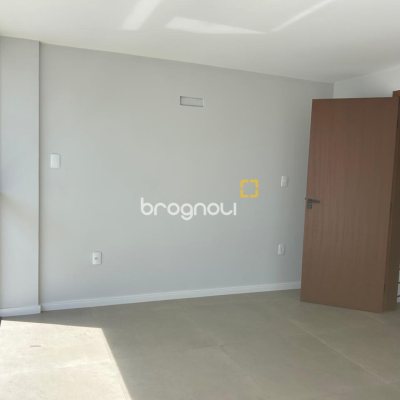 Casa com 175m², 3 quartos (sendo 1 suíte), 2 garagens, no bairro São João do Rio Vermelho em Florianópolis