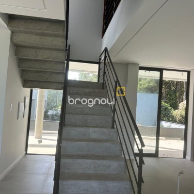 Casa com 175m², 3 quartos (sendo 1 suíte), 2 garagens, no bairro São João do Rio Vermelho em Florianópolis