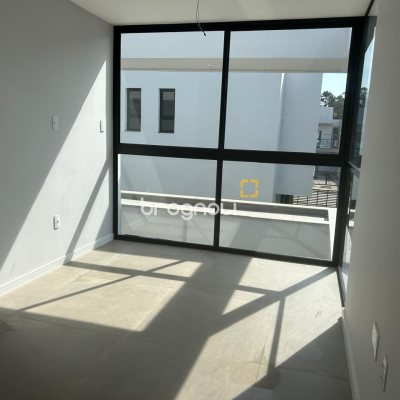 Casa com 175m², 3 quartos (sendo 1 suíte), 2 garagens, no bairro São João do Rio Vermelho em Florianópolis