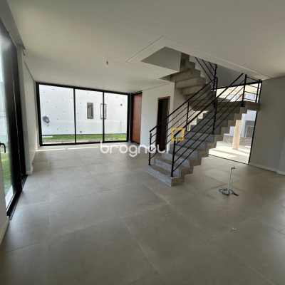 Casa com 175m², 3 quartos (sendo 1 suíte), 2 garagens, no bairro São João do Rio Vermelho em Florianópolis