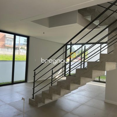 Casa com 175m², 3 quartos (sendo 1 suíte), 2 garagens, no bairro São João do Rio Vermelho em Florianópolis