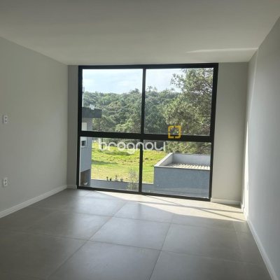 Casa com 175m², 3 quartos (sendo 1 suíte), 2 garagens, no bairro São João do Rio Vermelho em Florianópolis