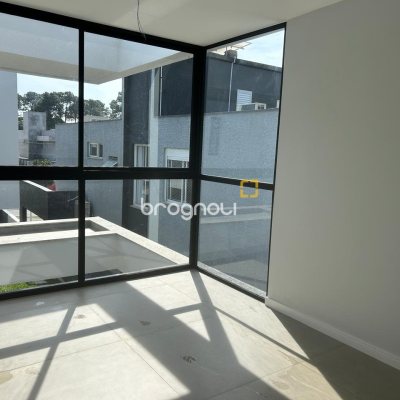 Casa com 175m², 3 quartos (sendo 1 suíte), 2 garagens, no bairro São João do Rio Vermelho em Florianópolis