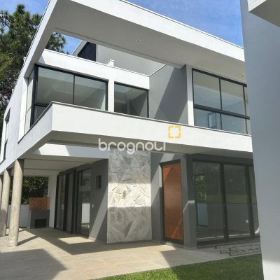 Casa com 175m², 3 quartos (sendo 1 suíte), 2 garagens, no bairro São João do Rio Vermelho em Florianópolis