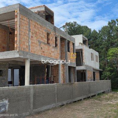 Casa com 175m², 3 quartos (sendo 1 suíte), 2 garagens, no bairro São João do Rio Vermelho em Florianópolis