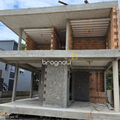 Casa com 175m², 3 quartos (sendo 1 suíte), 2 garagens, no bairro São João do Rio Vermelho em Florianópolis
