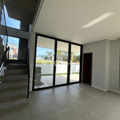 Casa com 175m², 3 quartos (sendo 1 suíte), 2 garagens, no bairro São João do Rio Vermelho em Florianópolis