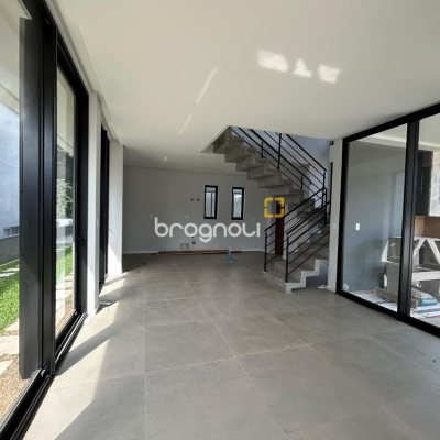 Casa com 175m², 3 quartos (sendo 1 suíte), 2 garagens, no bairro São João do Rio Vermelho em Florianópolis