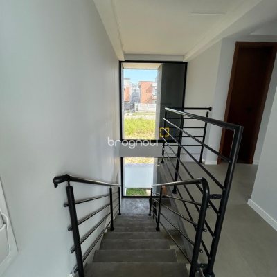 Casa com 175m², 3 quartos (sendo 1 suíte), 2 garagens, no bairro São João do Rio Vermelho em Florianópolis