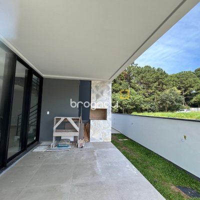Casa com 175m², 3 quartos (sendo 1 suíte), 2 garagens, no bairro São João do Rio Vermelho em Florianópolis