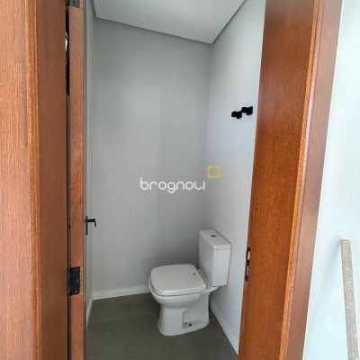 Casa com 175m², 3 quartos (sendo 1 suíte), 2 garagens, no bairro São João do Rio Vermelho em Florianópolis