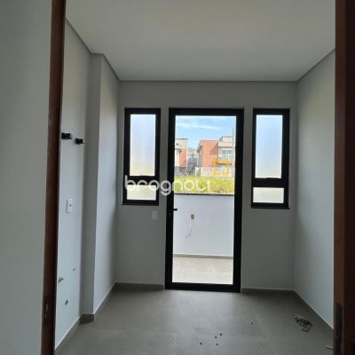 Casa com 175m², 3 quartos (sendo 1 suíte), 2 garagens, no bairro São João do Rio Vermelho em Florianópolis