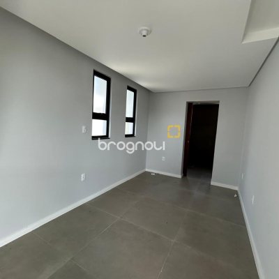 Casa com 175m², 3 quartos (sendo 1 suíte), 2 garagens, no bairro São João do Rio Vermelho em Florianópolis