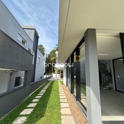 Casa com 175m², 3 quartos (sendo 1 suíte), 2 garagens, no bairro São João do Rio Vermelho em Florianópolis