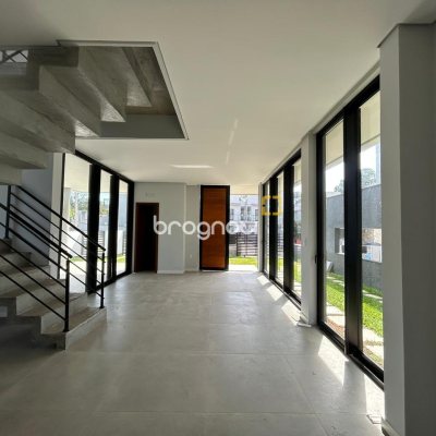 Casa com 175m², 3 quartos (sendo 1 suíte), 2 garagens, no bairro São João do Rio Vermelho em Florianópolis