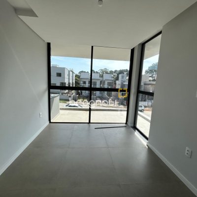 Casa com 175m², 3 quartos (sendo 1 suíte), 2 garagens, no bairro São João do Rio Vermelho em Florianópolis