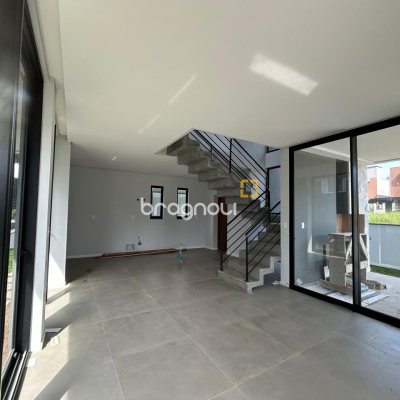 Casa com 175m², 3 quartos (sendo 1 suíte), 2 garagens, no bairro São João do Rio Vermelho em Florianópolis