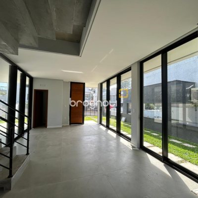Casa com 175m², 3 quartos (sendo 1 suíte), 2 garagens, no bairro São João do Rio Vermelho em Florianópolis