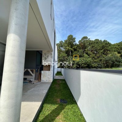 Casa com 175m², 3 quartos (sendo 1 suíte), 2 garagens, no bairro São João do Rio Vermelho em Florianópolis
