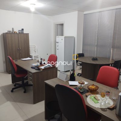 Sala com 29m², 1 garagem, no bairro Capoeiras em Florianópolis
