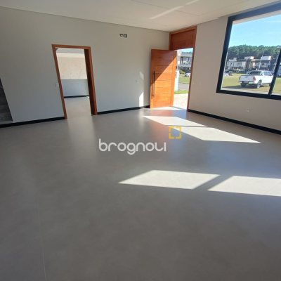 Casa com 248m², 3 quartos (sendo 3 suítes), 2 garagens, no bairro São João do Rio Vermelho em Florianópolis