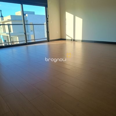 Casa com 248m², 3 quartos (sendo 3 suítes), 2 garagens, no bairro São João do Rio Vermelho em Florianópolis