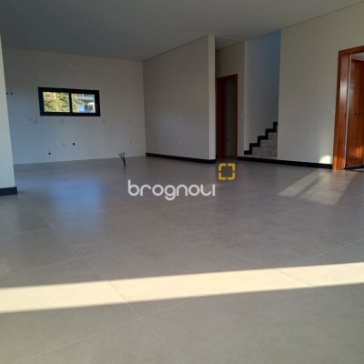 Casa com 248m², 3 quartos (sendo 3 suítes), 2 garagens, no bairro São João do Rio Vermelho em Florianópolis