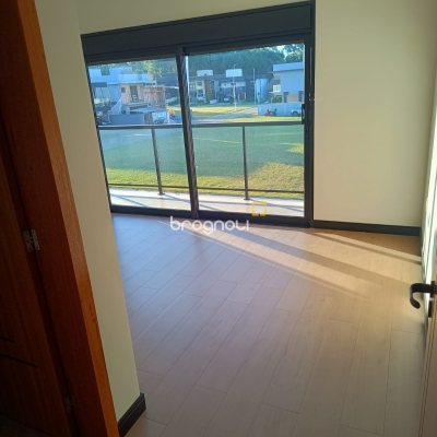 Casa com 248m², 3 quartos (sendo 3 suítes), 2 garagens, no bairro São João do Rio Vermelho em Florianópolis