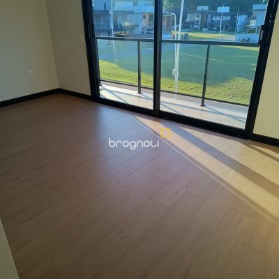 Casa com 248m², 3 quartos (sendo 3 suítes), 2 garagens, no bairro São João do Rio Vermelho em Florianópolis