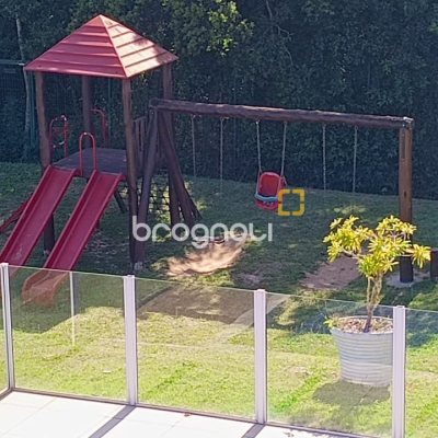 Casa com 248m², 3 quartos (sendo 3 suítes), 2 garagens, no bairro São João do Rio Vermelho em Florianópolis