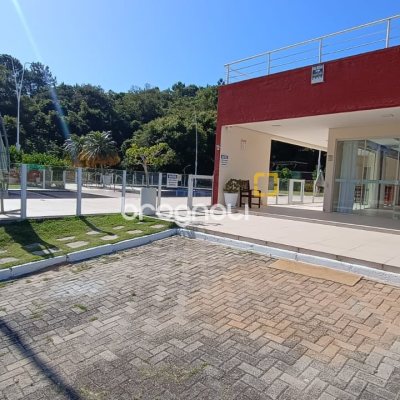 Casa com 248m², 3 quartos (sendo 3 suítes), 2 garagens, no bairro São João do Rio Vermelho em Florianópolis