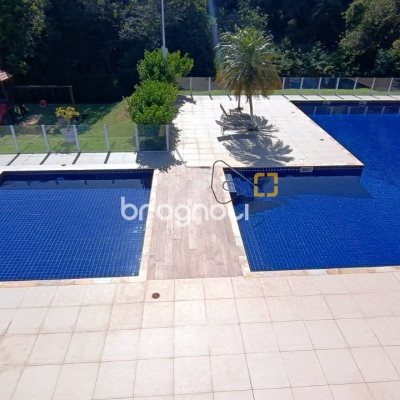 Casa com 248m², 3 quartos (sendo 3 suítes), 2 garagens, no bairro São João do Rio Vermelho em Florianópolis