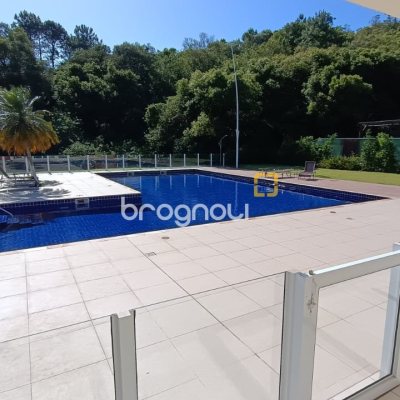 Casa com 248m², 3 quartos (sendo 3 suítes), 2 garagens, no bairro São João do Rio Vermelho em Florianópolis