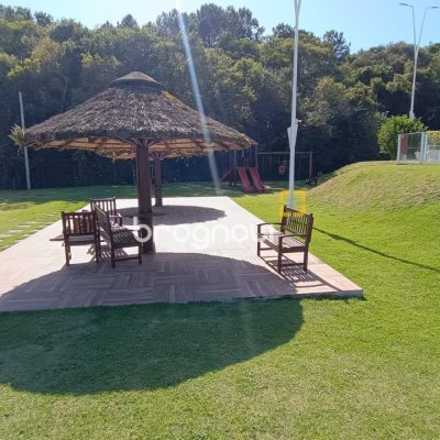 Casa com 248m², 3 quartos (sendo 3 suítes), 2 garagens, no bairro São João do Rio Vermelho em Florianópolis