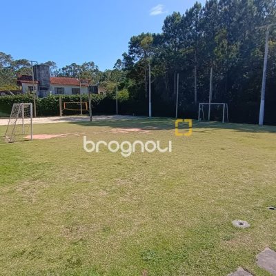 Casa com 248m², 3 quartos (sendo 3 suítes), 2 garagens, no bairro São João do Rio Vermelho em Florianópolis