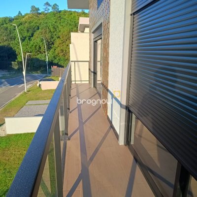 Casa com 248m², 3 quartos (sendo 3 suítes), 2 garagens, no bairro São João do Rio Vermelho em Florianópolis