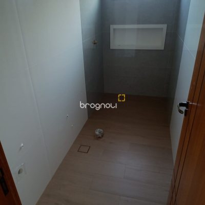 Casa com 248m², 3 quartos (sendo 3 suítes), 2 garagens, no bairro São João do Rio Vermelho em Florianópolis