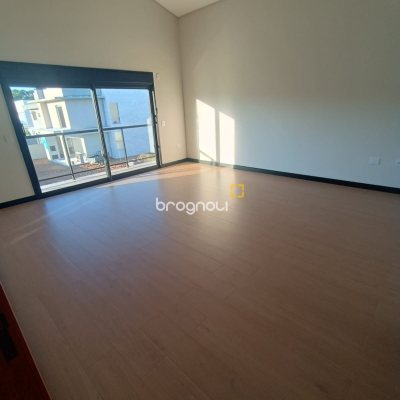 Casa com 248m², 3 quartos (sendo 3 suítes), 2 garagens, no bairro São João do Rio Vermelho em Florianópolis