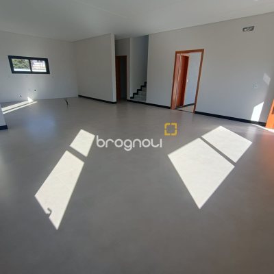 Casa com 248m², 3 quartos (sendo 3 suítes), 2 garagens, no bairro São João do Rio Vermelho em Florianópolis